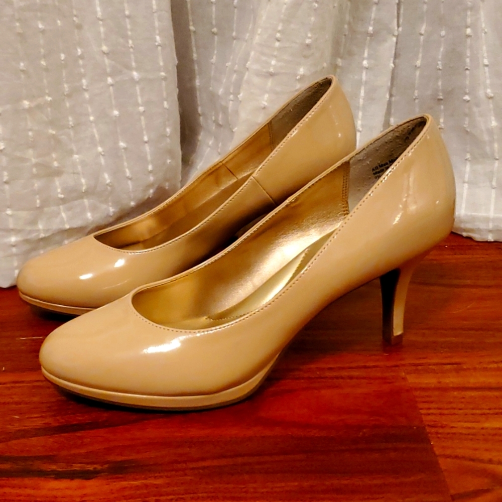 Katie and Kelly nude heel 9.5